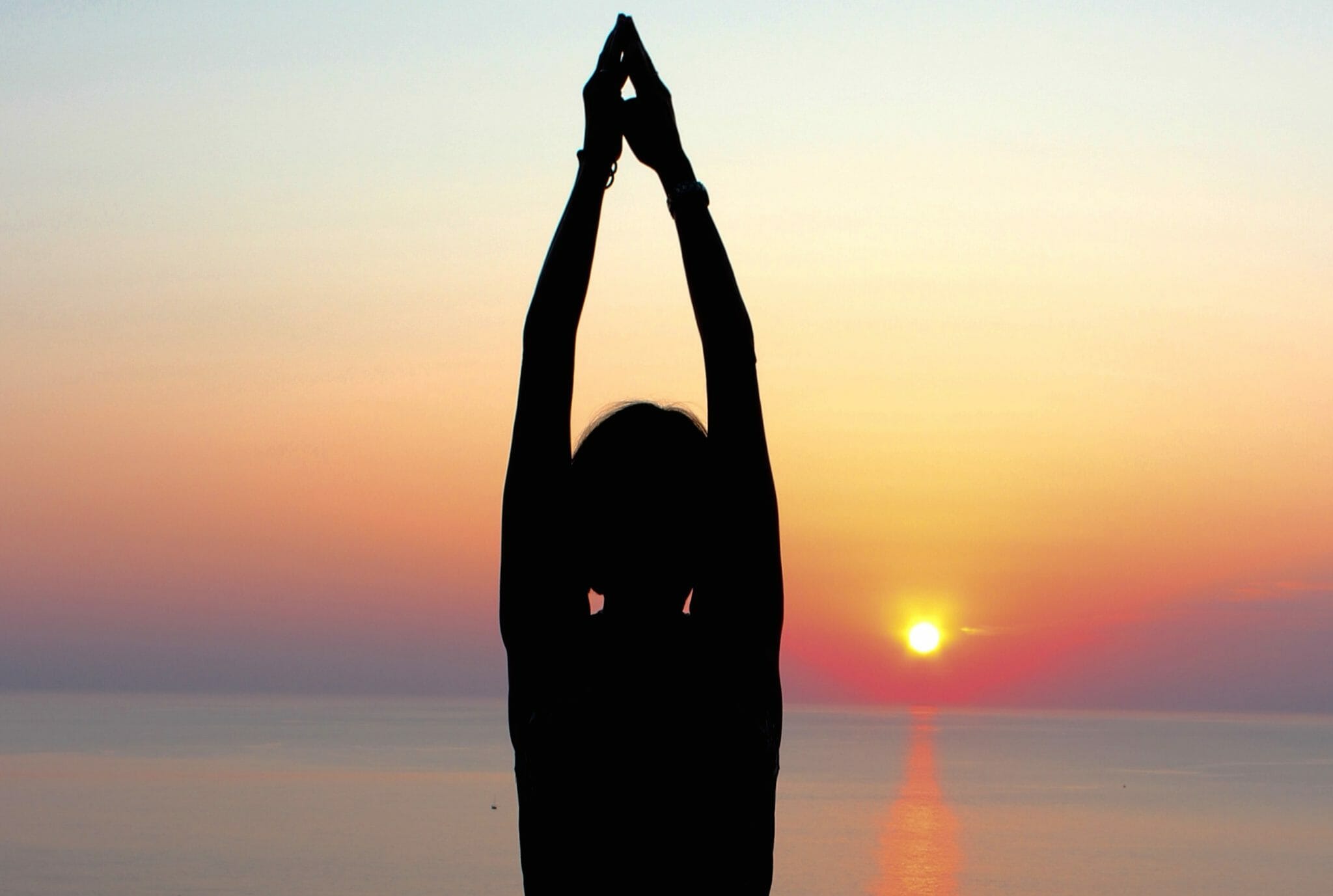 Yoga bij zonsondergang